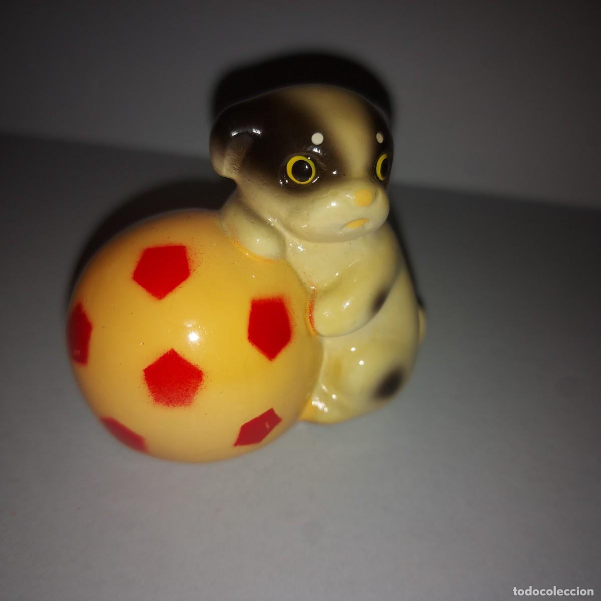 Juguetes antiguos y juegos de colecci&oacute;n: SACAPUNTAS DE CERAMICA - PERRO CON BALON
