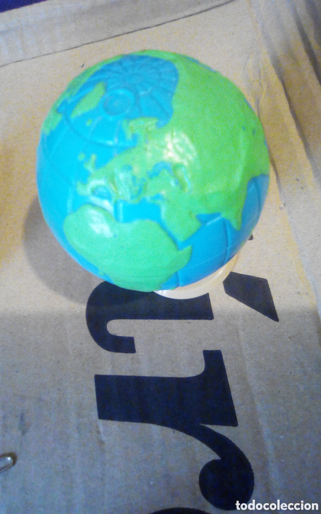Juguetes antiguos y juegos de colecci&oacute;n: Mini globo terr&aacute;queo. MIB&trade;. KL #01. Burger King. Pl&aacute;stico, mide 7,5 cm.