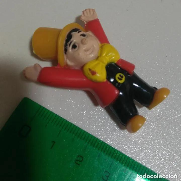 Juguetes antiguos y juegos de colecci&oacute;n: figura mu&ntilde;eco mu&ntilde;equito figurita chaqueta roja con sombrero y lazo gorro miniatura mini KINKARTZ