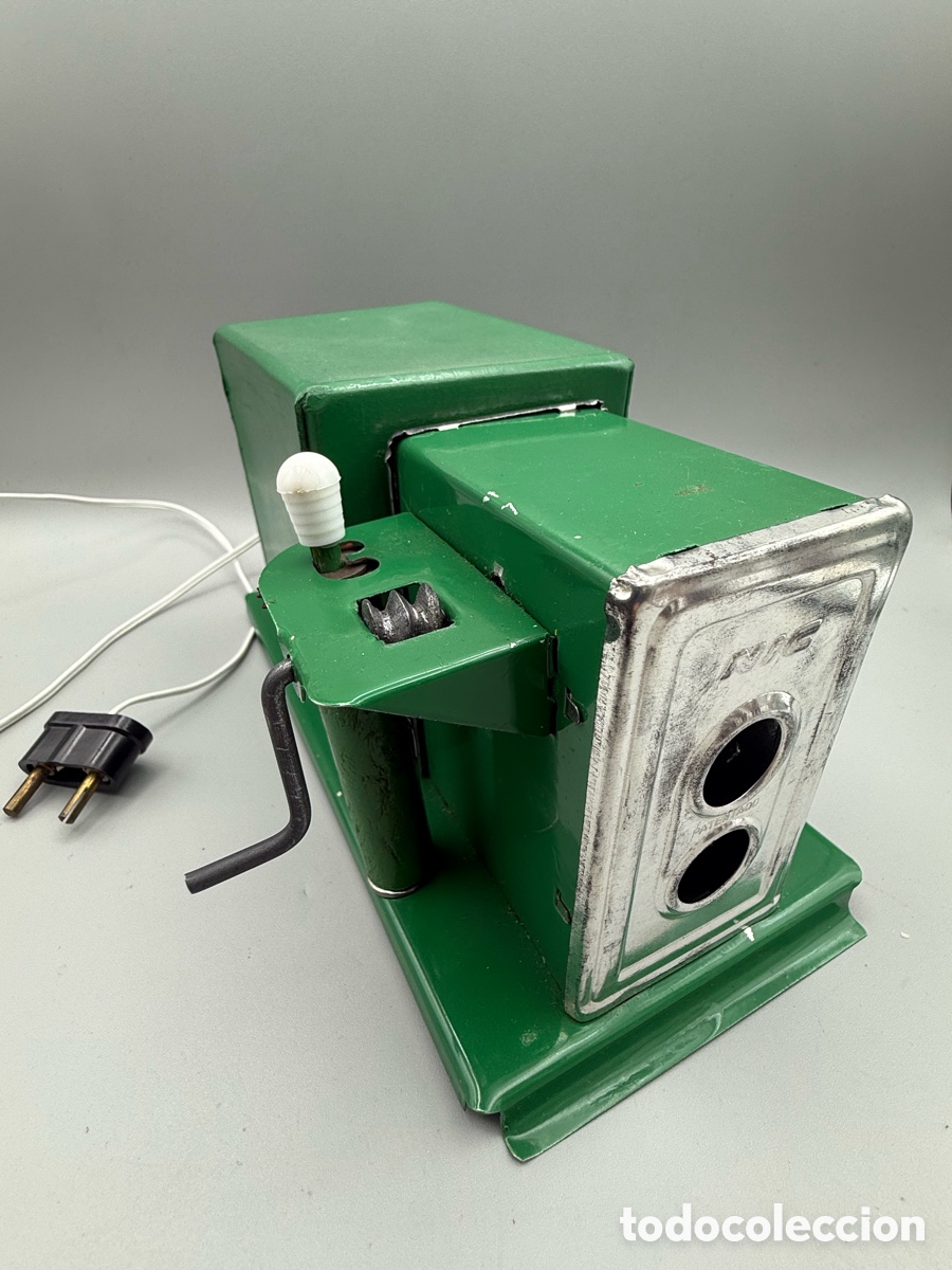 Juguetes antiguos y juegos de colecci&oacute;n: Antiguo proyector de juguete CINE NIC. Color verde. A&ntilde;os 40-50