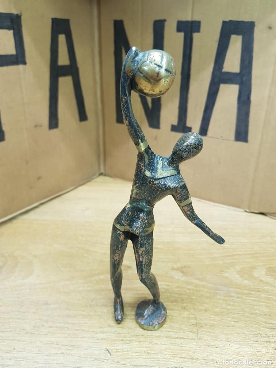 Juguetes antiguos y juegos de colecci&oacute;n: FIGURA DE JUGADOR DE BALONCESTO-BRONCE