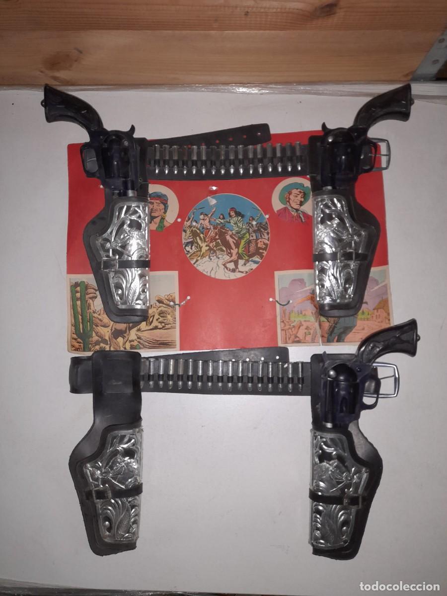 Brinquedos antigos e Jogos de cole&ccedil;&atilde;o: lote del Oeste: Cartucheras dobles con relieves de caballo y 3 rev&oacute;lveres de juguete (A&ntilde;os 70-80)