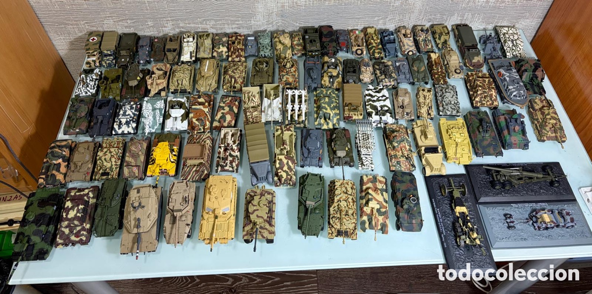 Juguetes antiguos y juegos de colecci&oacute;n: Gran lote tanques y vehiculos militares en miniatura