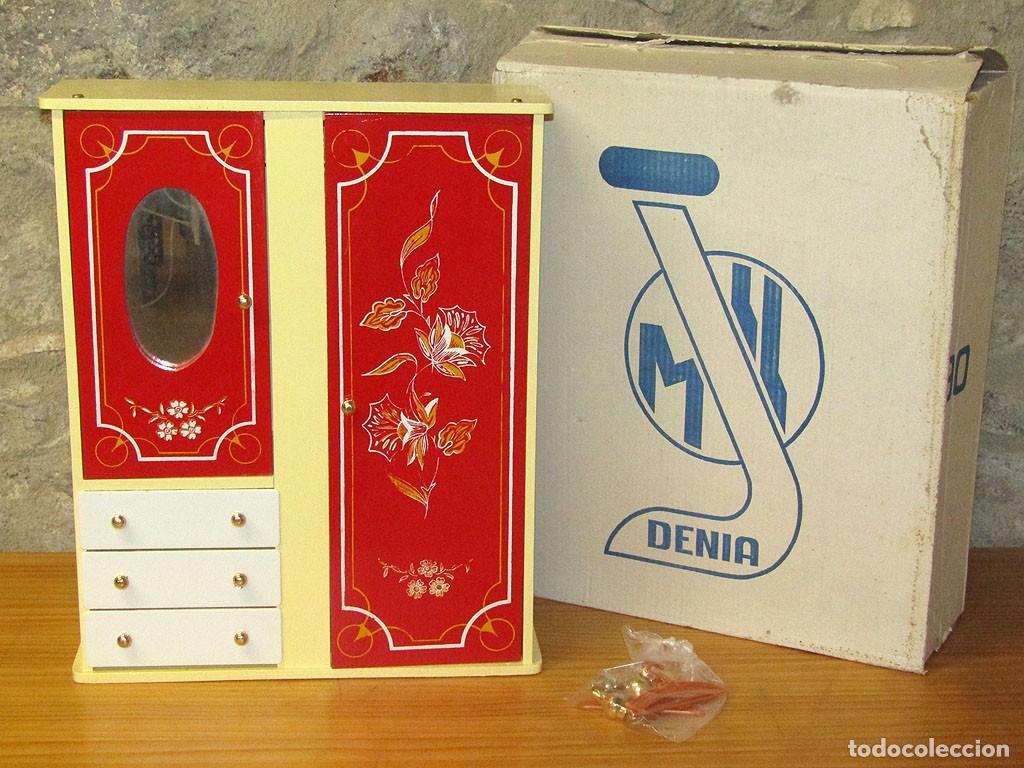 Juguetes antiguos y juegos de colecci&oacute;n: ANTIGUO ARMARIO PARA MU&Ntilde;ECAS DE JUGUETES LLOBET (DENIA) - NUEVO Y EN SU CAJA ORIGINAL - A&Ntilde;OS 70