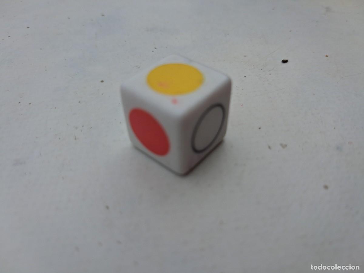 Juguetes antiguos y juegos de colecci&oacute;n: Dado 1,50 cms - tipo diset juego de mesa puntos de colores - vintage 00&acute;s