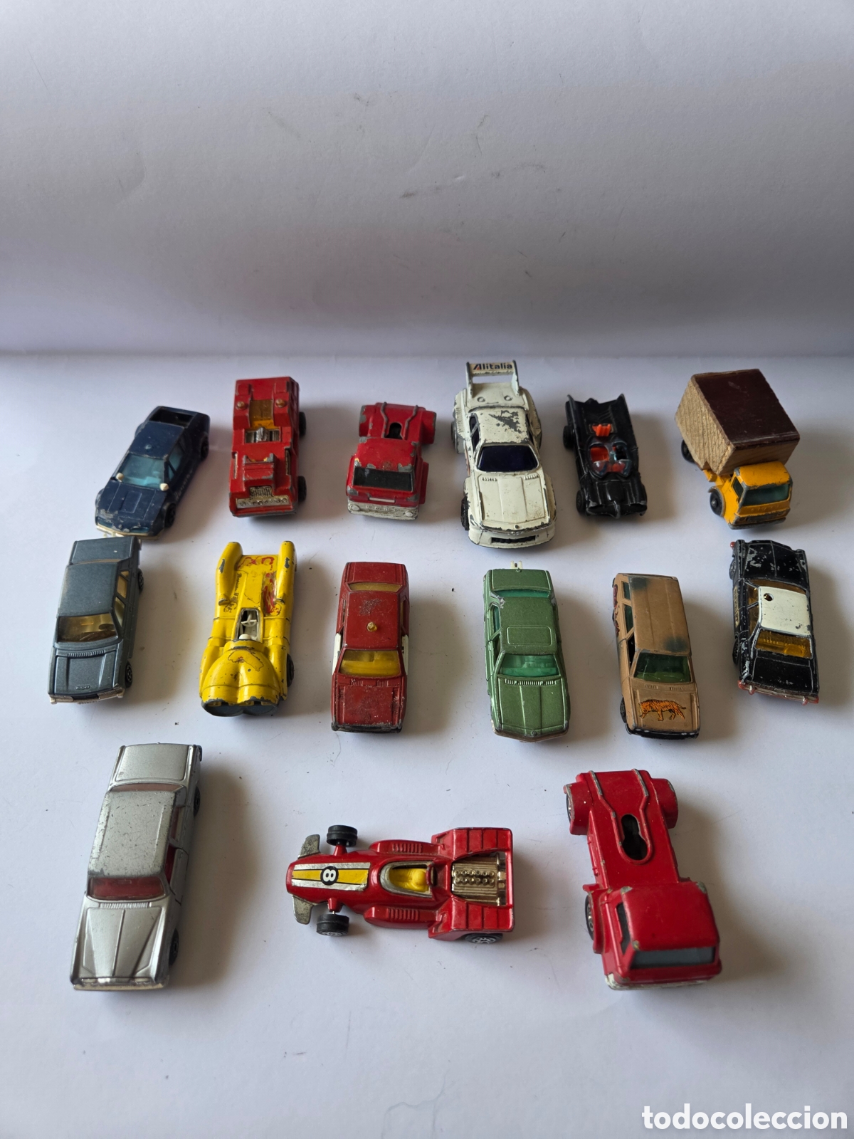 Juguetes antiguos y juegos de colecci&oacute;n: Lote de 15 veh&iacute;culos y coches en miniatura antiguos, de distintas marcas y &eacute;pocas.