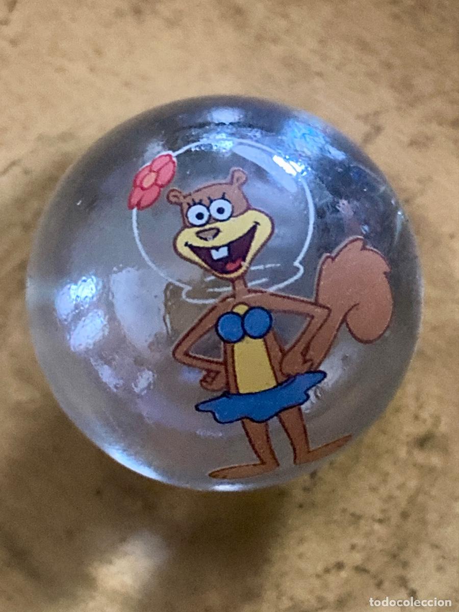 Juguetes antiguos y juegos de colecci&oacute;n: Canica grande de cristal. SANDY, BOB ESPONJA