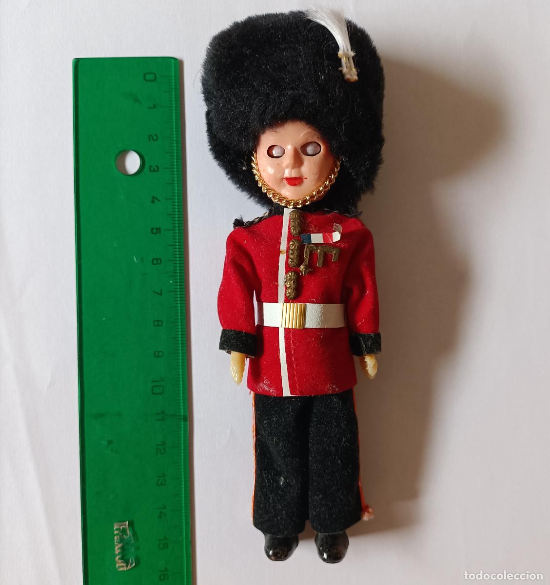 Juguetes antiguos y juegos de colecci&oacute;n: MU&Ntilde;EQUITO GUARDIA REAL INGLES, EN CELULOIDE OJOS DURMIENTES A&Ntilde;OS 60