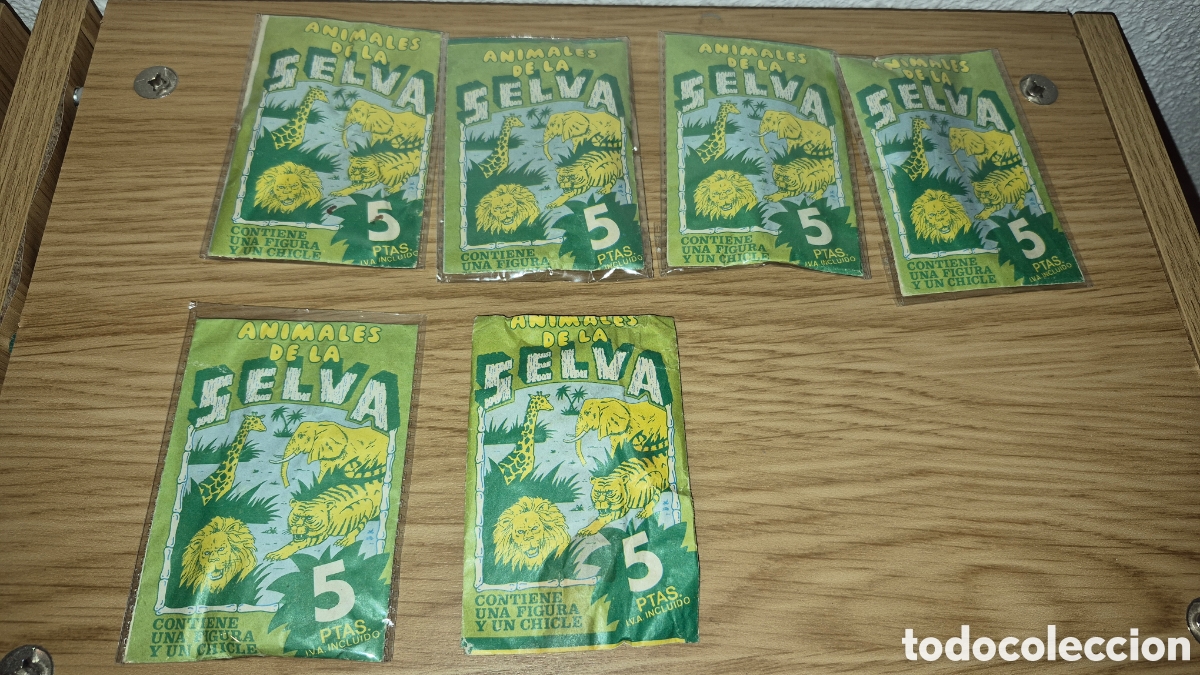 Juguetes antiguos y juegos de colecci&oacute;n: Lote de 5 antiguos sobres sin abrir con una figura de animales de la selva. Val&iacute;a 5 pesetas