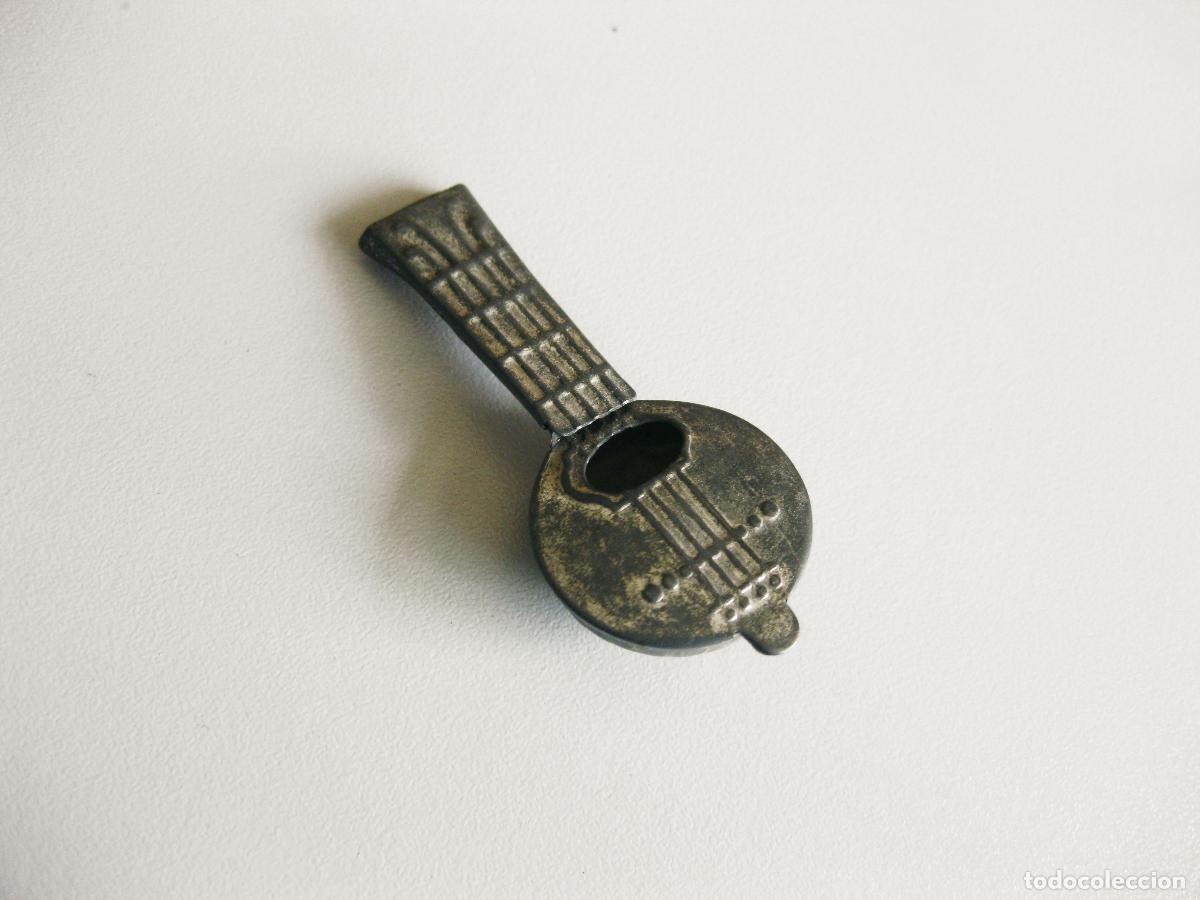 Juguetes antiguos y juegos de colecci&oacute;n: SILBATO ANTIGUO DE OJALATA CON FORMA DE GUITARRA O BANDURRIA