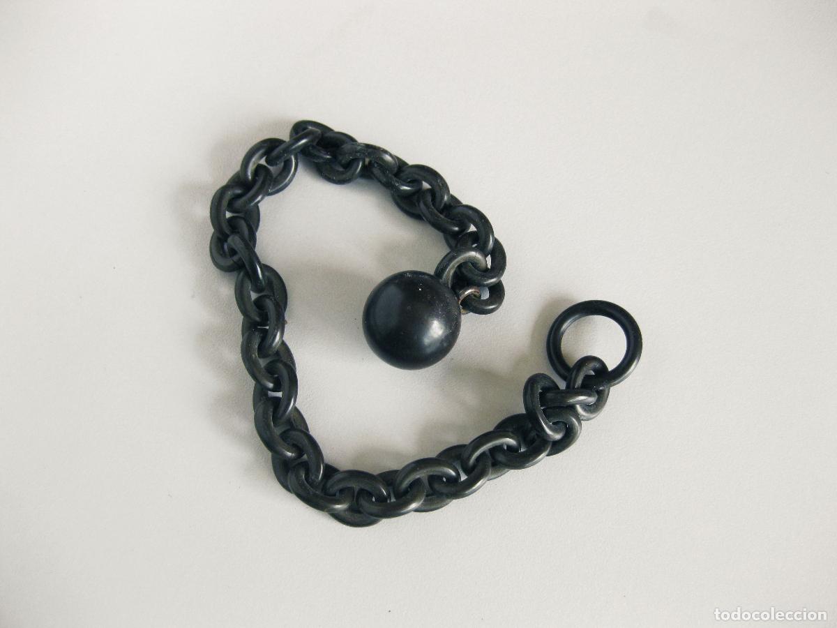 Juguetes antiguos y juegos de colecci&oacute;n: ANTIGUA CADENA DE PASTA CON BOLA POSIBLEMENTE DE RELOJ O ADORNO DE LOS A&Ntilde;OS 30