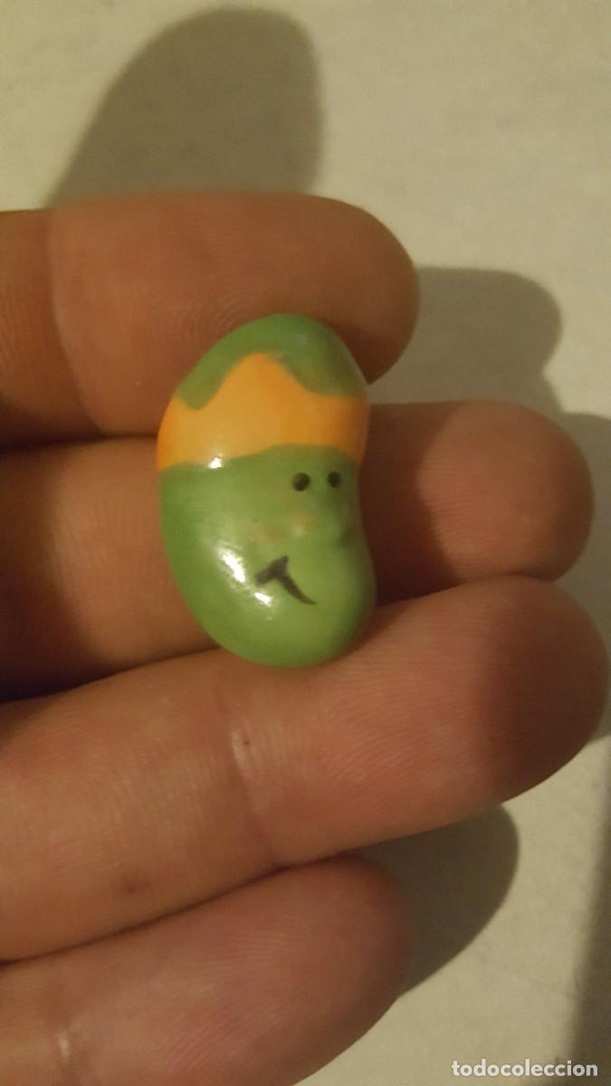 Juguetes antiguos y juegos de colecci&oacute;n: Peque&ntilde;a figurita de cer&aacute;mica o similar, probablemente la sorpresa de un rosco de reyes