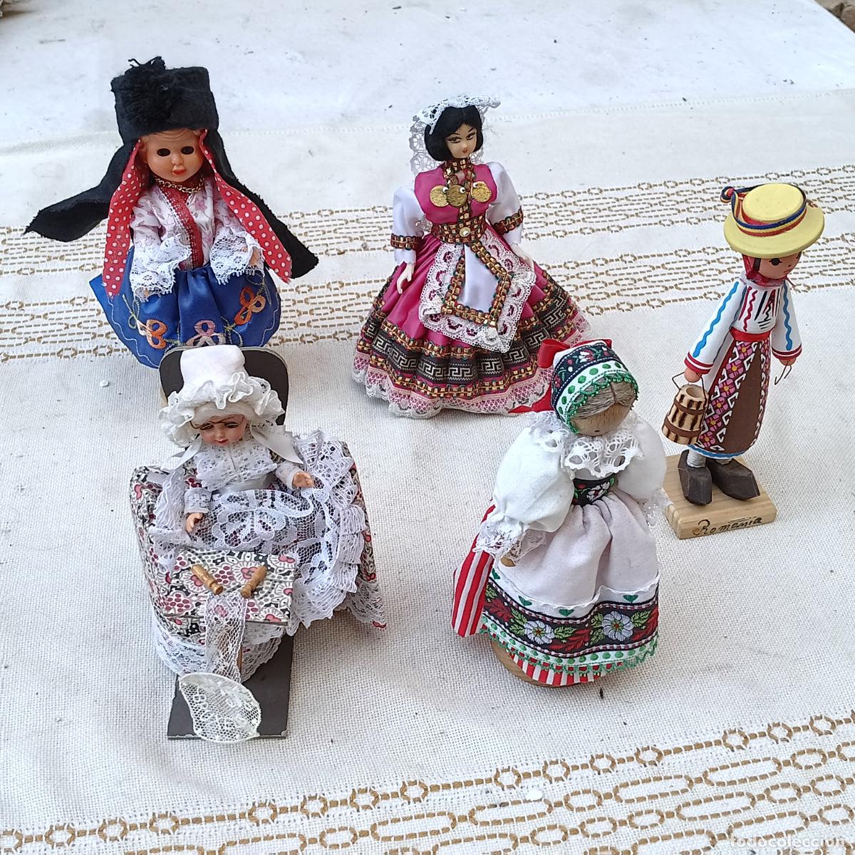 Juguetes antiguos y juegos de colecci&oacute;n: LOTE DE 5 MU&Ntilde;ECAS VARIOS PAISES - VESTIDAS DE COLECCION.
