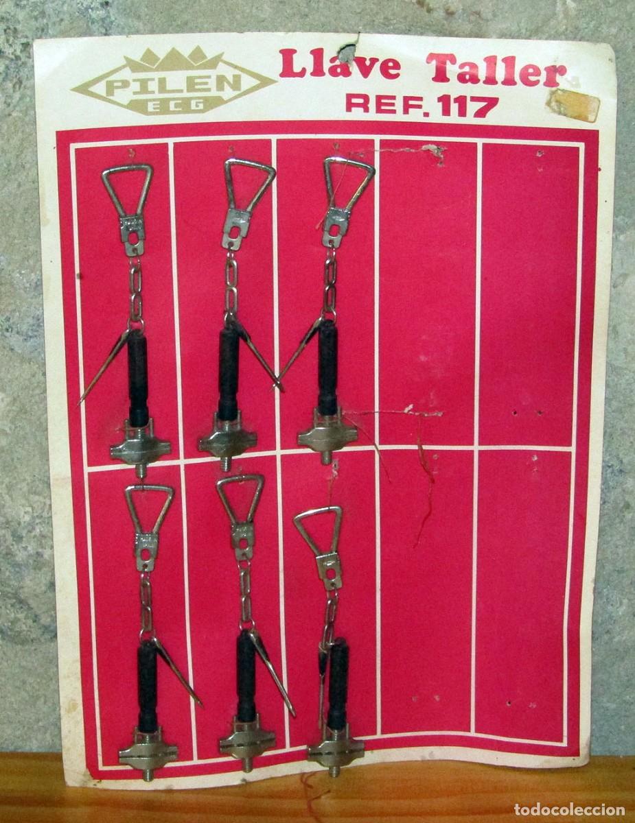 Giocattoli antichi e Giochi di collezione: ANTIGUA PANOPLIA O CART&Oacute;N EXPOSITOR CON 6 LLAVEROS LLAVE DE TALLER DE PILEN