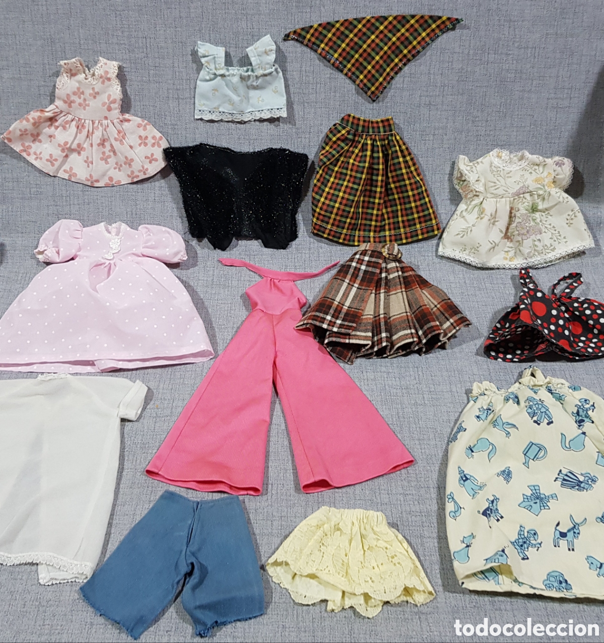 Juguetes antiguos y juegos de colecci&oacute;n: 14 PIEZAS DE ROPA SIN MARCA, PARA MU&Ntilde;ECAS DE DIFERENTES TAMA&Ntilde;OS