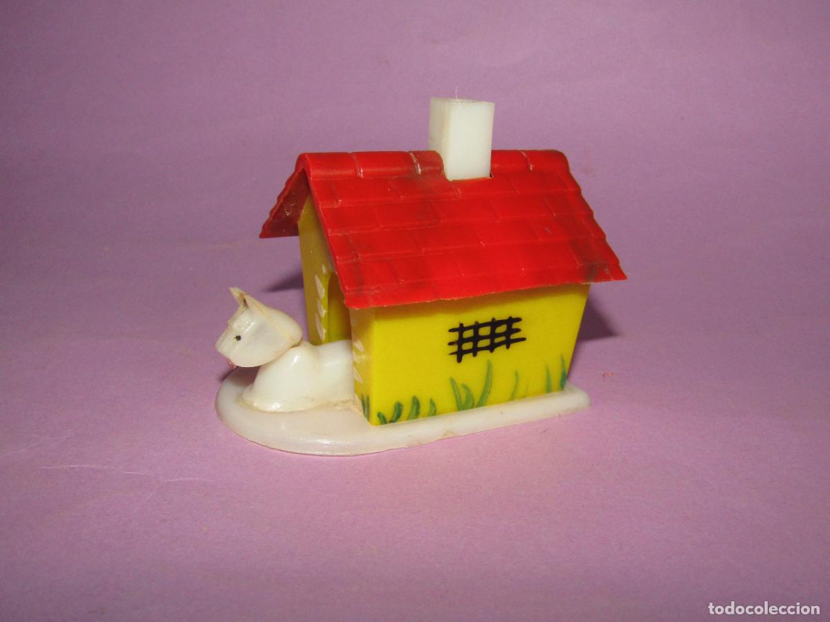 Juguetes antiguos y juegos de colecci&oacute;n: Antigua Casita y Perrito con Mecanismo en Pl&aacute;stico Cristalino - A&ntilde;o 1970s.