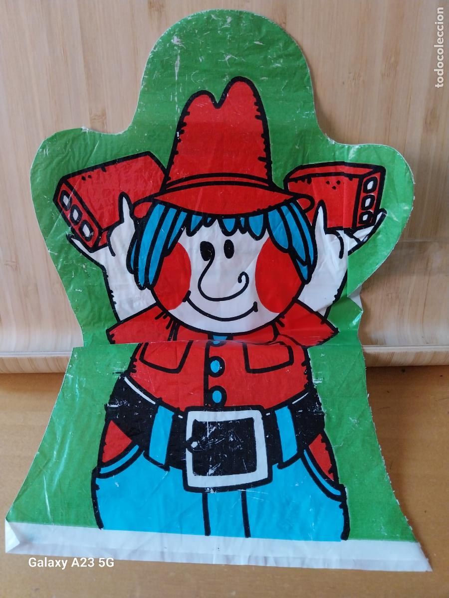 Juguetes antiguos y juegos de colecci&oacute;n: FLANBY TITIRITI TRES CERDITOS VENDEDOR DE LADRILLOS PLASTICO MANOPLA 27.5X18.5CMS PROMOCIONAL YOGUR