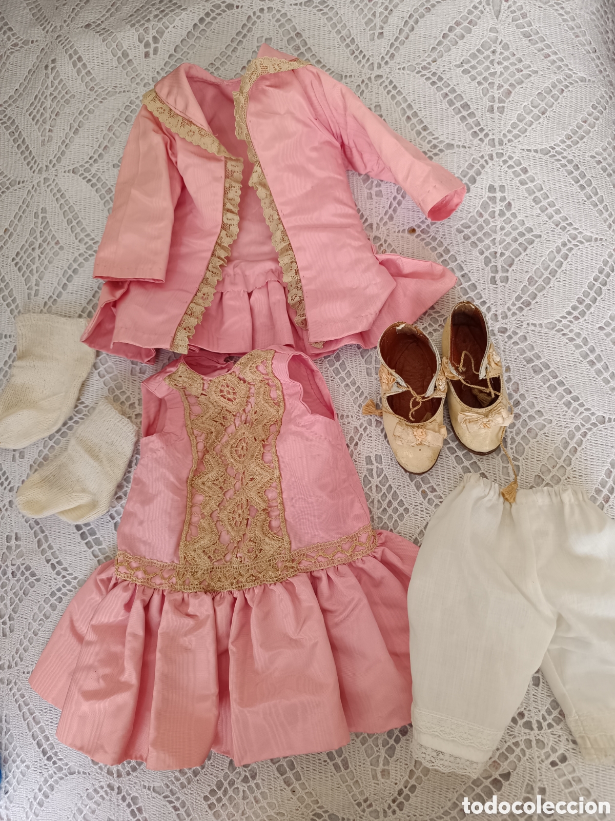 Juguetes antiguos y juegos de colecci&oacute;n: Lote vestido y complementos para mu&ntilde;eca antigua