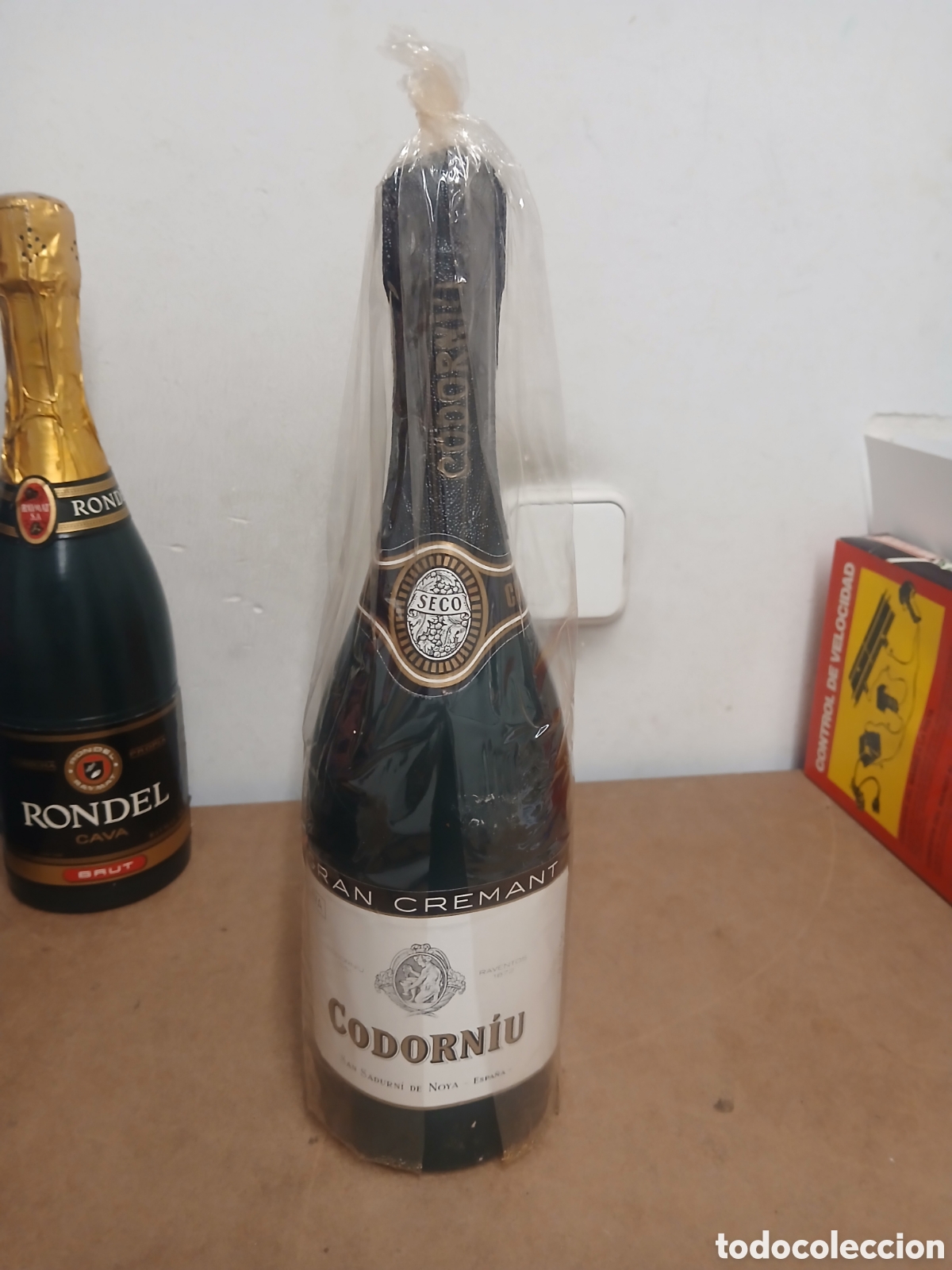 Juguetes antiguos y juegos de colecci&oacute;n: Rarisima baratija de kiosko de los s&ntilde;os 70/80 botella de codorniu con sorpresas