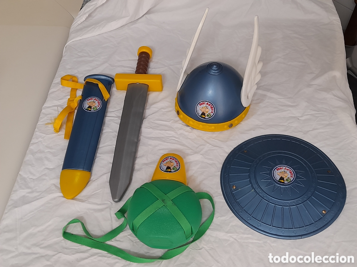 Juguetes antiguos y juegos de colecci&oacute;n: LOTE ASTERIX. PARC ASTERIX. CASCO ALADO, CANTIMPLORA, ESPADA, BAINA Y ESCUDO.