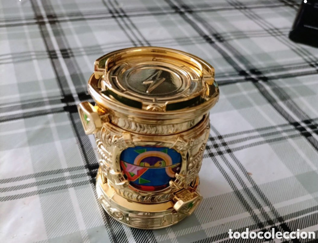 Juguetes antiguos y juegos de colecci&oacute;n: Superzing c&aacute;psula dorada