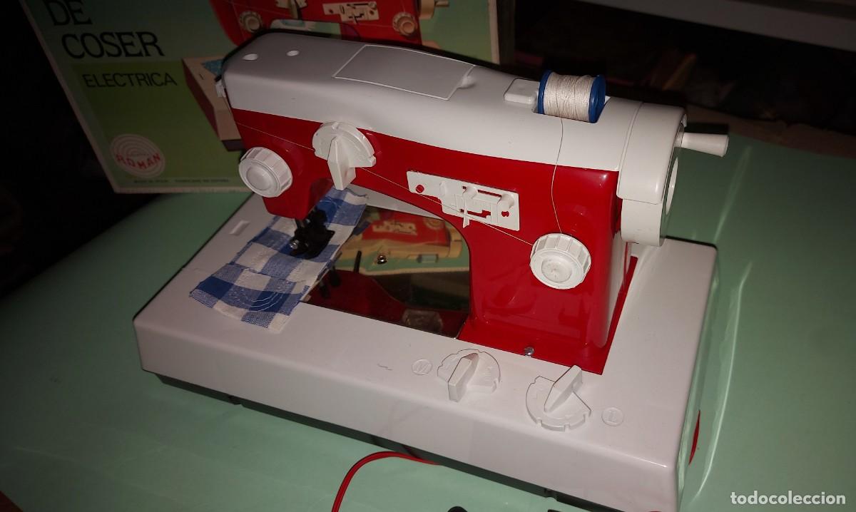 Juguetes antiguos y juegos de colecci&oacute;n: MAQUINA DE COSER ELECTRICA DE ROMAN, A ESTRENAR
