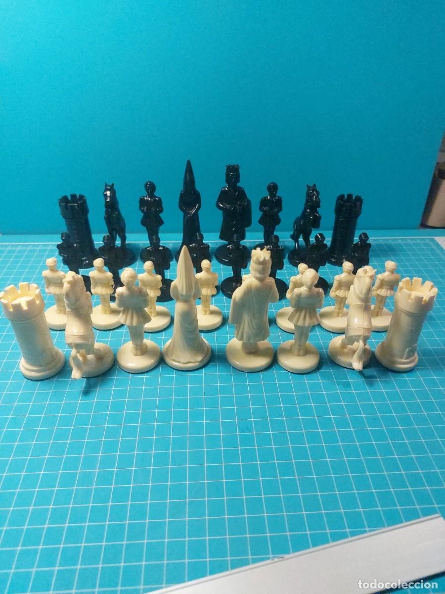 Juguetes antiguos y juegos de colecci&oacute;n: PIEZAS DE AJEDREZ DE PL&Aacute;STICO EN SU CAJA ORIGINAL