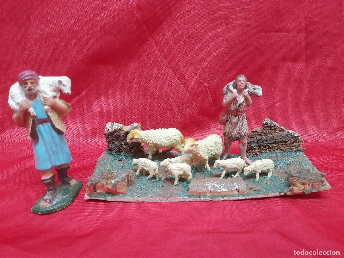 Juguetes antiguos y juegos de colecci&oacute;n: Antiguo diorama de Bel&eacute;n en corcho con reba&ntilde;o de ovejas y 2 pastores (tipo Oliver / J.A. Mart&iacute;nez)