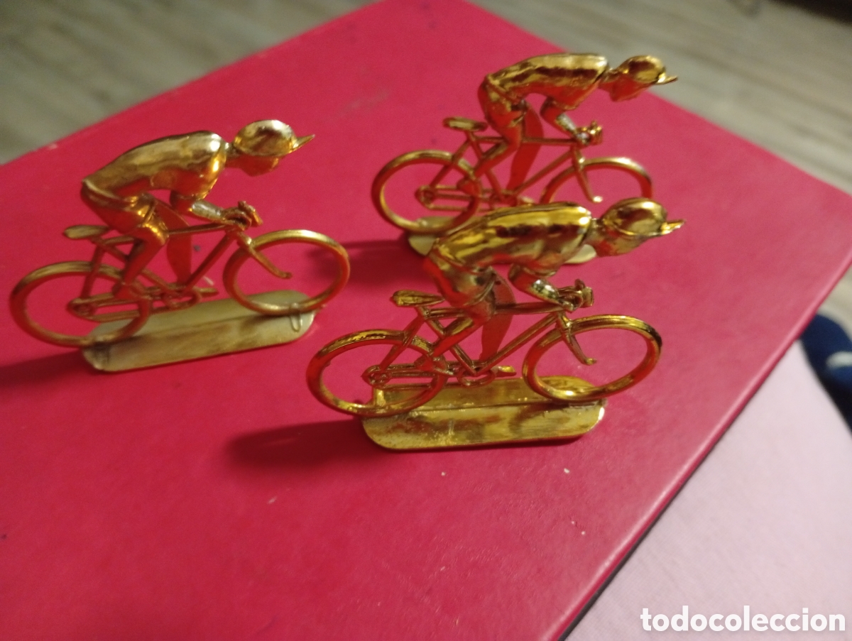 Juguetes antiguos y juegos de colecci&oacute;n: Ciclistas dorados perfecto estado