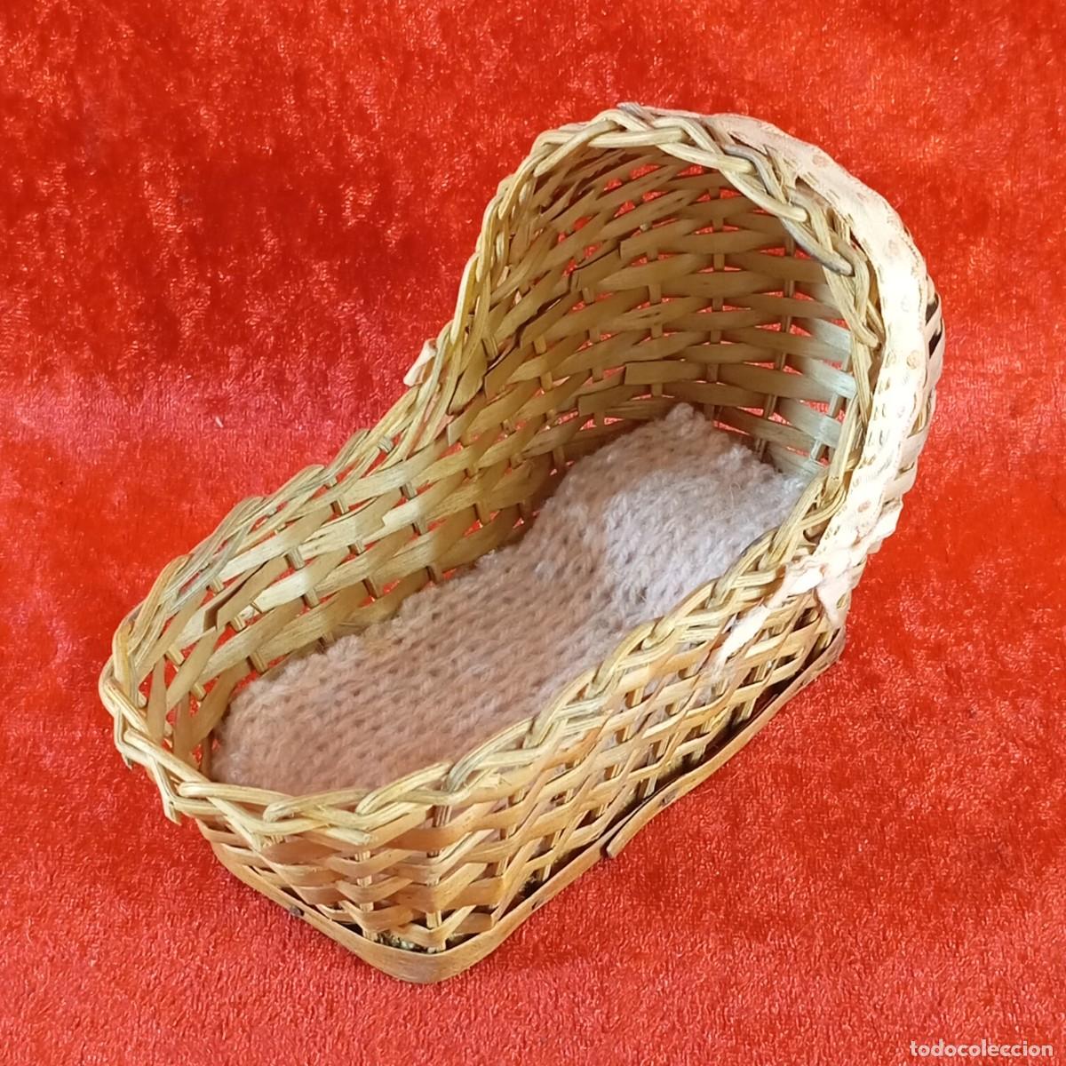 Juguetes antiguos y juegos de colecci&oacute;n: CUNA EN MINIATURA DE MIMBRE - EMPLEADO PARA MU&Ntilde;ECAS - VINTAGE - SIGLO XX - 16 X 7,5 CM - 14