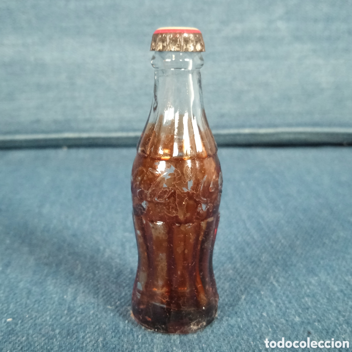 Juguetes antiguos y juegos de colecci&oacute;n: Miniatura francesa a&ntilde;os 50 botella / botell&iacute;n de cristal Coca-Cola pintada 6'5cm
