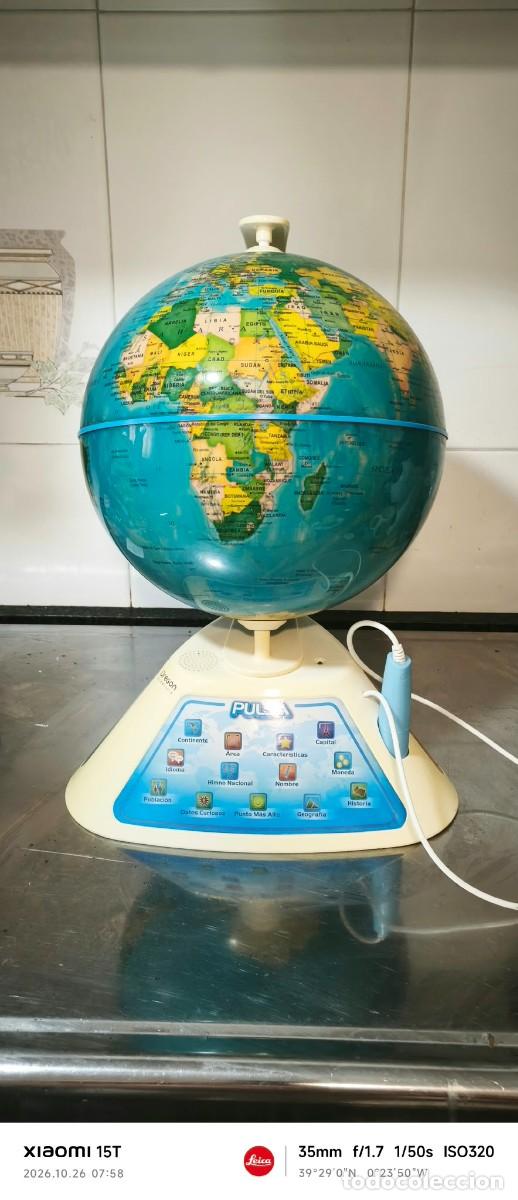 Juguetes antiguos y juegos de colecci&oacute;n: Globo terr&aacute;queo interactivo Pulsa en buen estado. Ideal para aprender geograf&iacute;a de forma divertida.