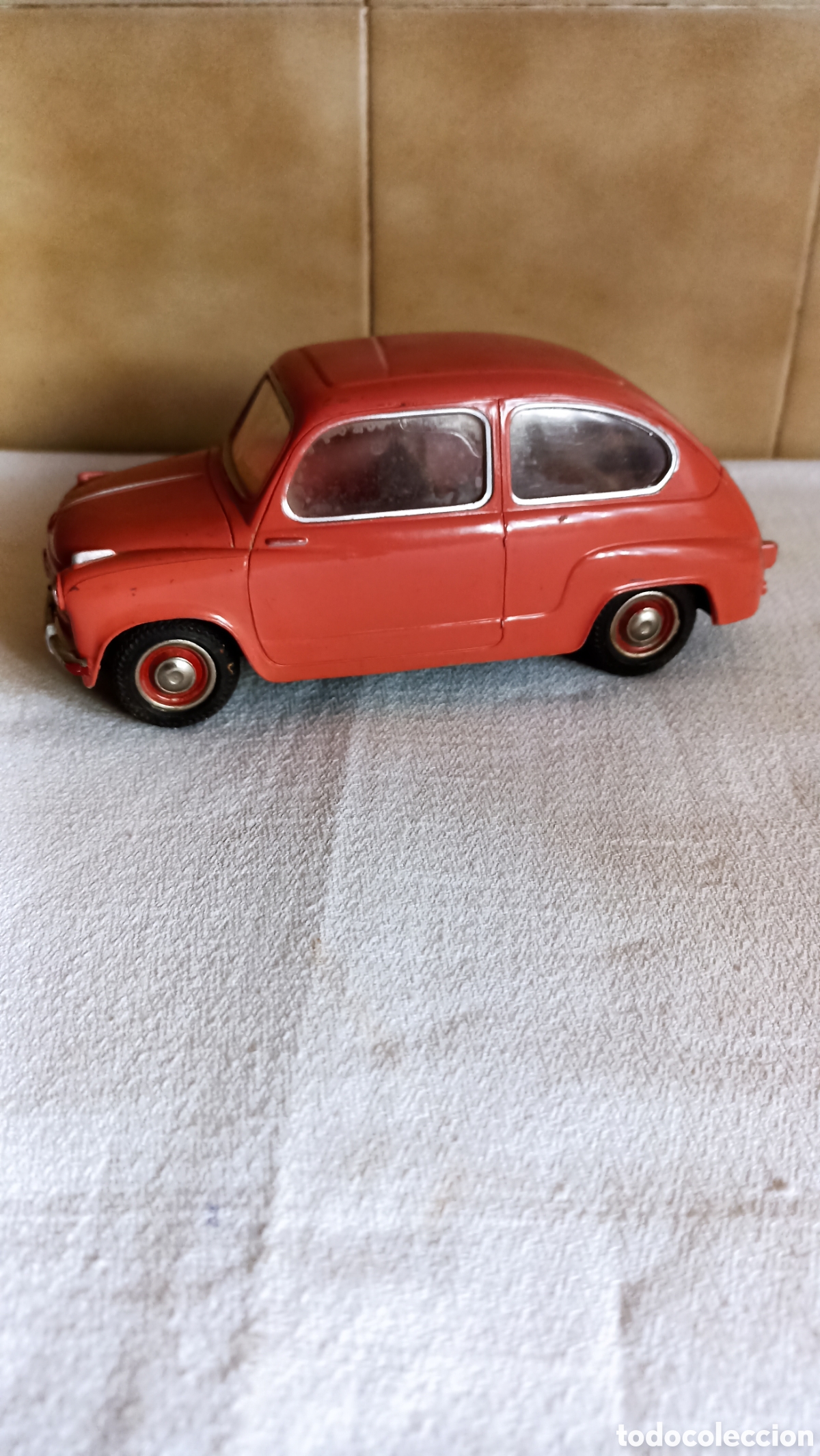 Juguetes antiguos Jyesa: Seat 600 JYESA. Pl&aacute;stico y Hojalata. 17 cm