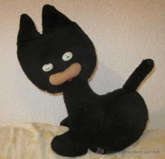 gato negro de peluche