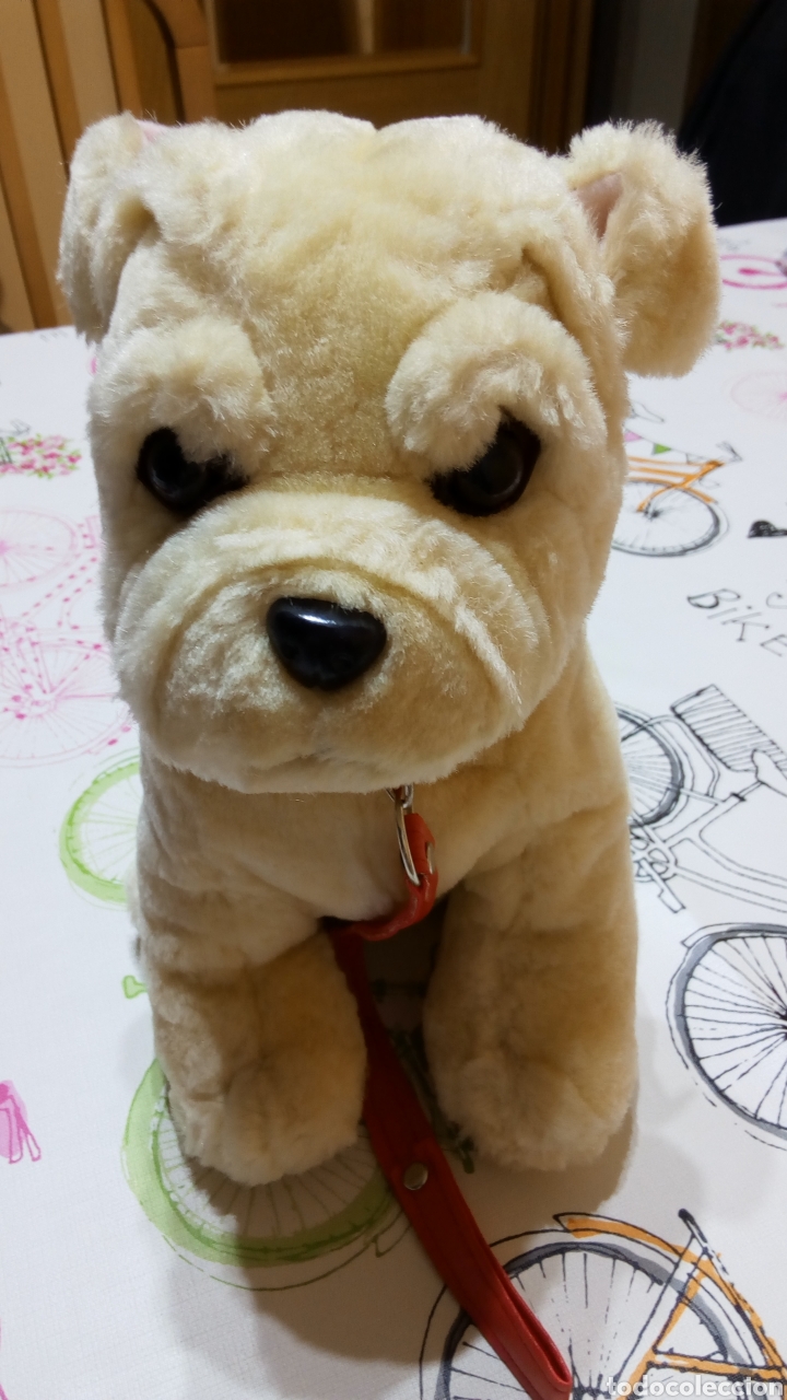 perrito de peluche con correa