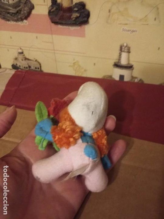 Juguetes antiguos: Peluche con im&aacute;n de la pitufina - Foto 3