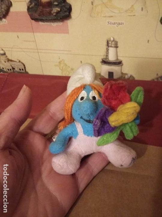 Juguetes antiguos: Peluche con im&aacute;n de la pitufina - Foto 1