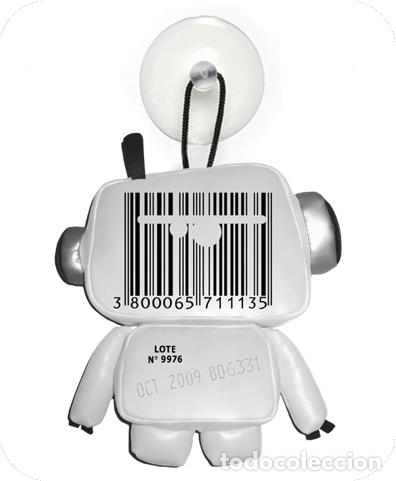 Juguetes antiguos: Ventosa Robot vintage con c&oacute;digo de barras - Foto 1