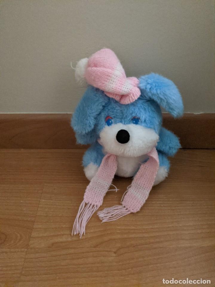 Juguetes antiguos: PERRITO DE PELUCHE AZUL CON GORRO Y BUFANDA - Foto 1