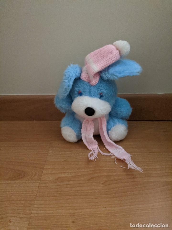 Juguetes antiguos: PERRITO DE PELUCHE AZUL CON GORRO Y BUFANDA - Foto 1