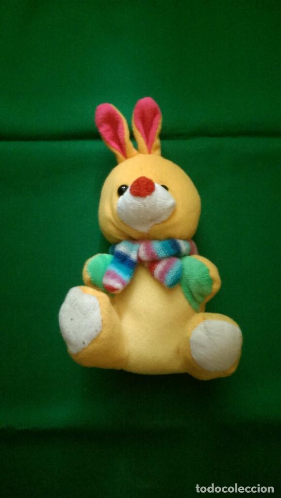 Juguetes antiguos: CONEJITO AMARILLO CON BUFANDA - Foto 1
