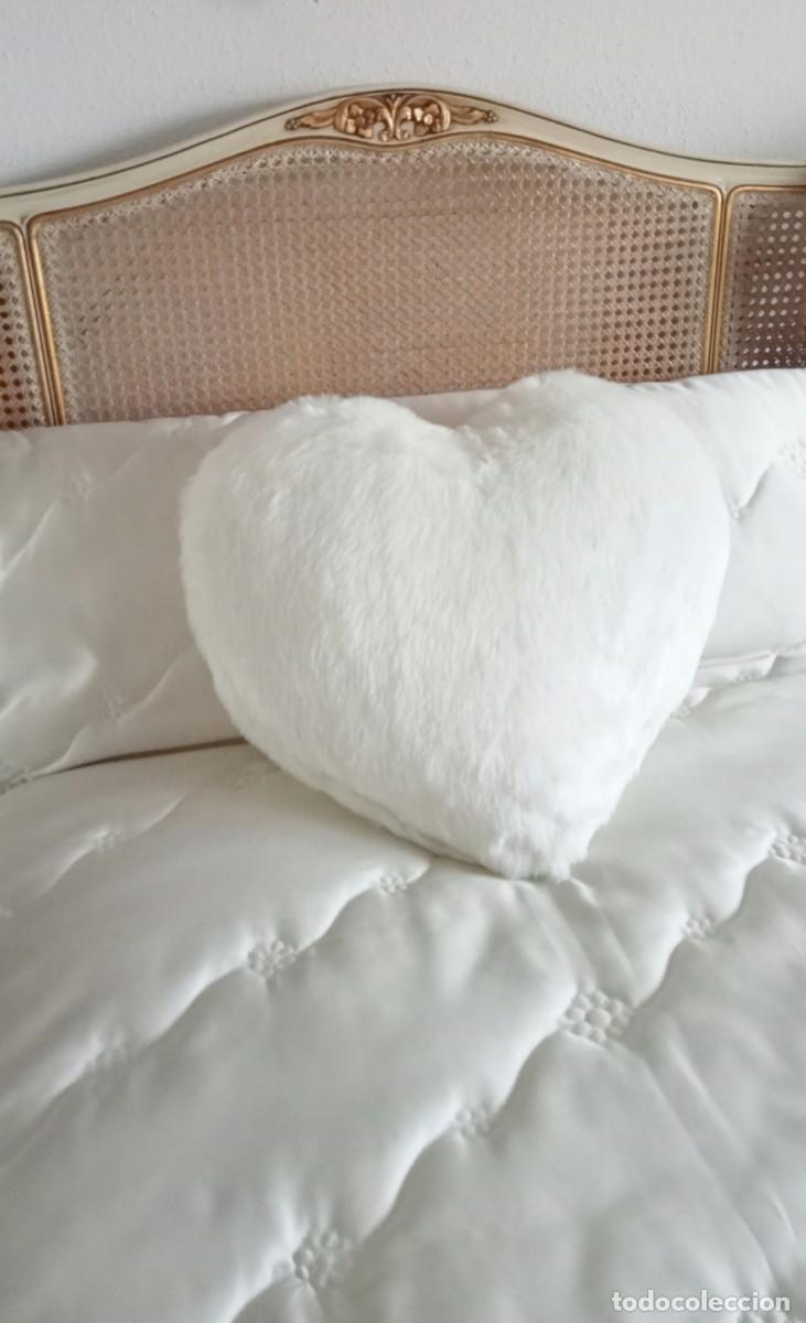 Juguetes antiguos: Coj&iacute;n blanco y grande con forma de coraz&oacute;n. - Foto 2