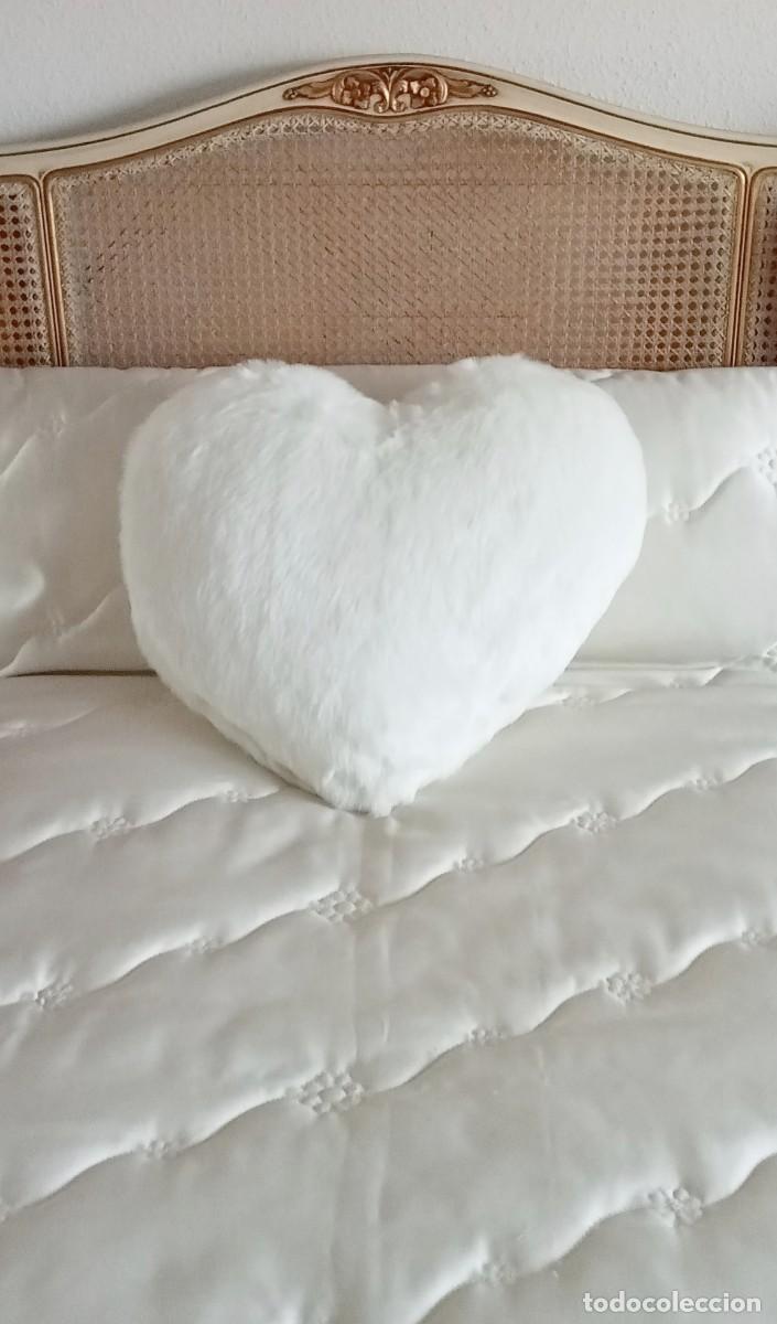Juguetes antiguos: Coj&iacute;n blanco y grande con forma de coraz&oacute;n. - Foto 3