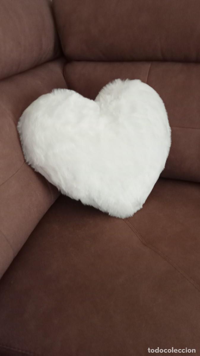 Juguetes antiguos: Coj&iacute;n blanco y grande con forma de coraz&oacute;n. - Foto 4