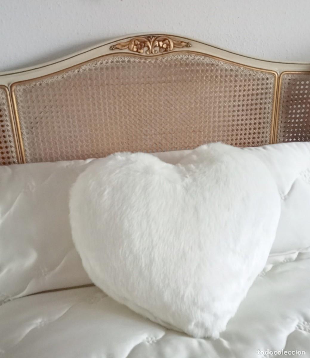 Juguetes antiguos: Coj&iacute;n blanco y grande con forma de coraz&oacute;n. - Foto 1