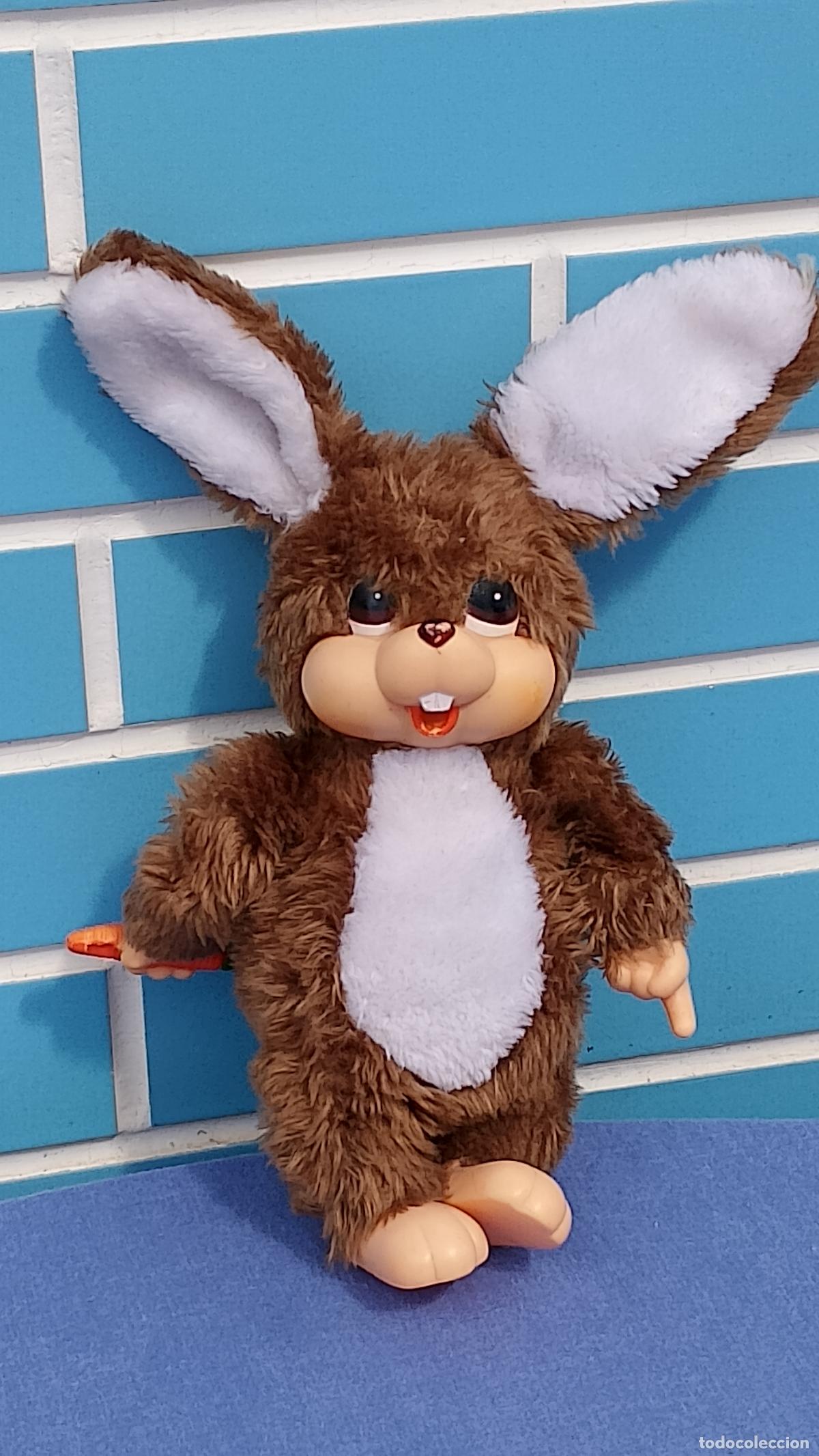 Juguetes Antiguos: Antiguo mu&ntilde;eco de peluche y goma Conejo con zanahoria, estilo Monchichi