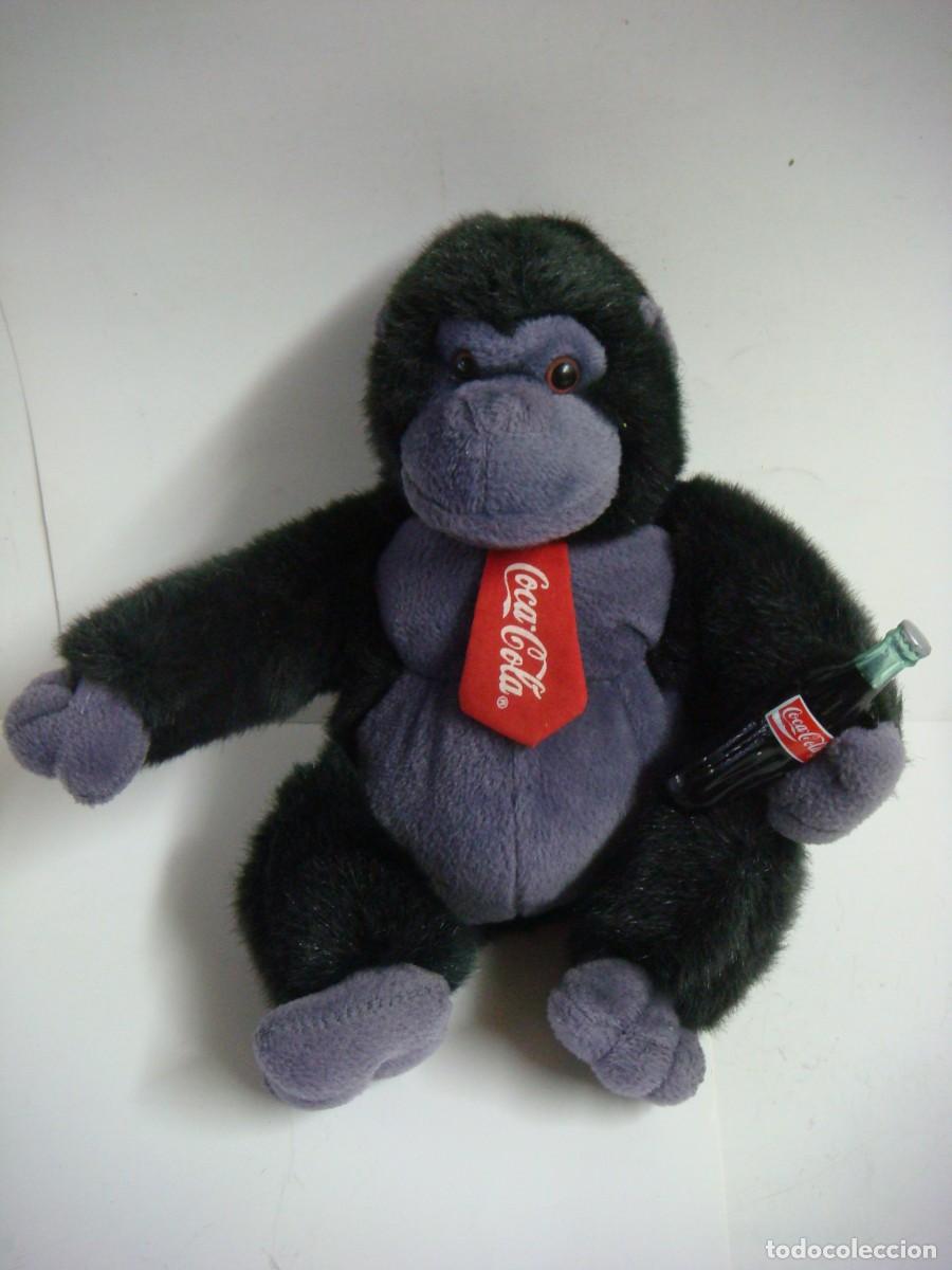 Juguetes Antiguos: GORILA PELUCHE CON LA CORBATA Y BOTELLA DE COCACOLA-(&)