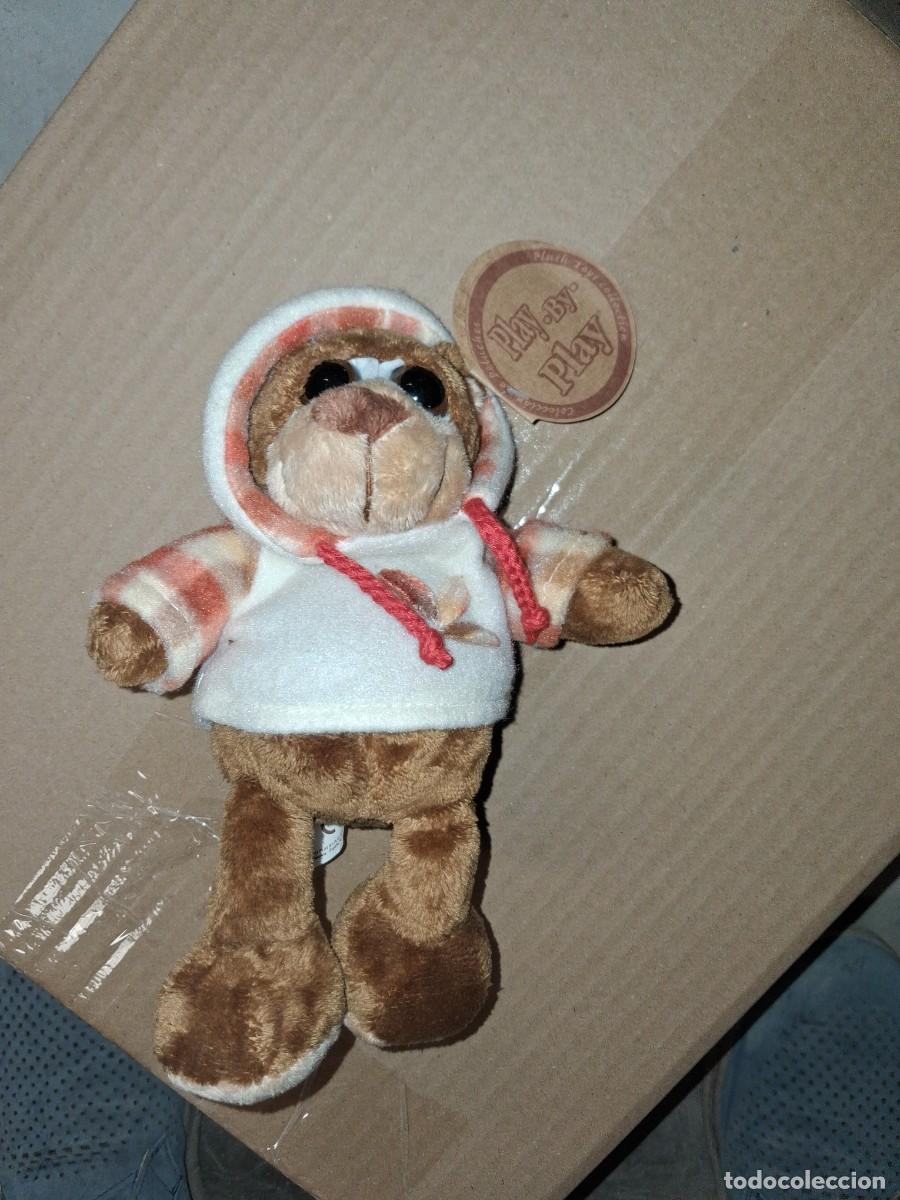 Juguetes Antiguos: oso de peluche marr&oacute;n de la marca Play by Play, vestido con una sudadera
