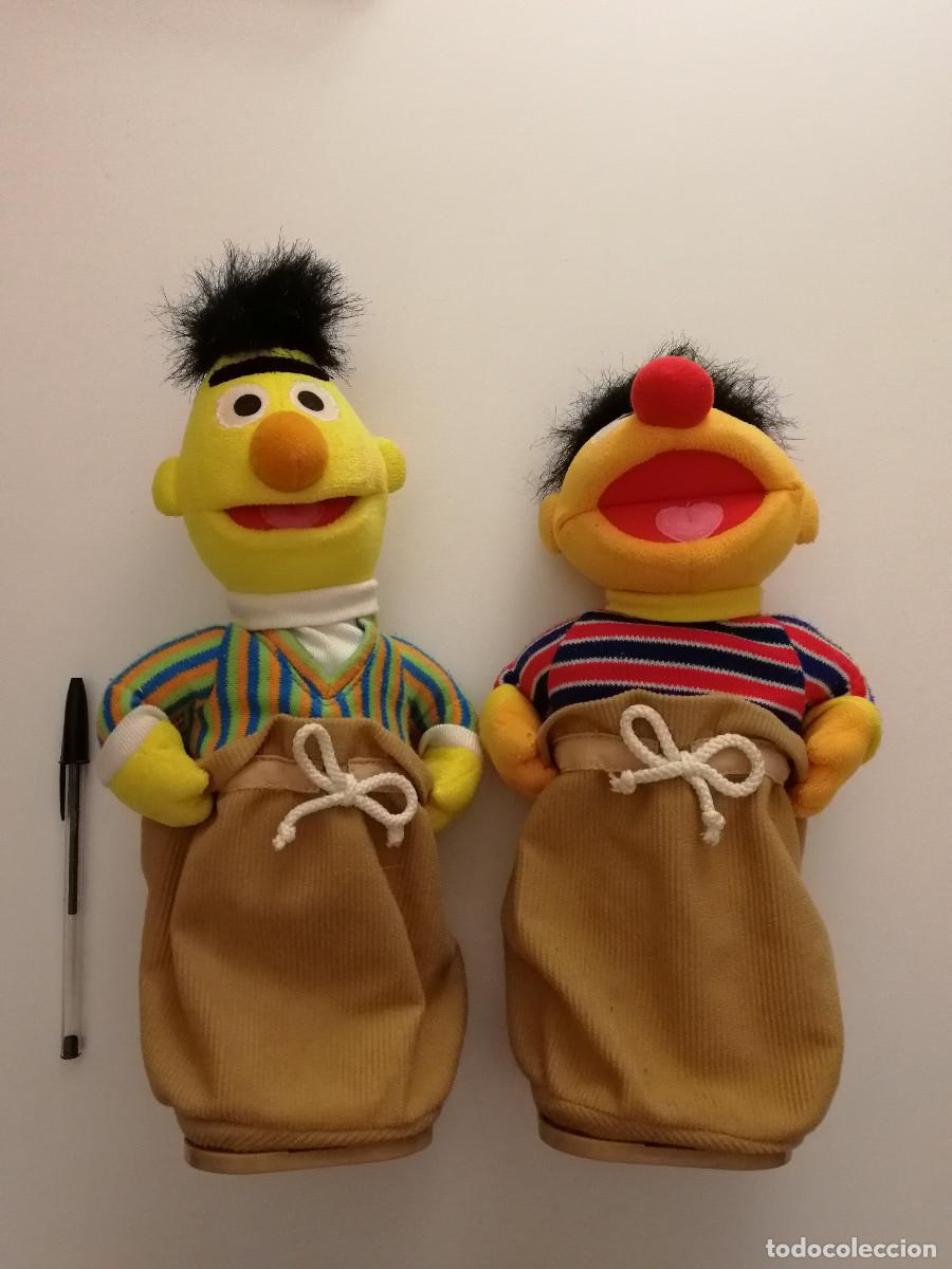 Juguetes Antiguos: 2 FIGURAS - EPI Y BLAS - CARRERA DE SACOS - BARRIO SESAMO - FISHER PRICE - 2002 MATTEL