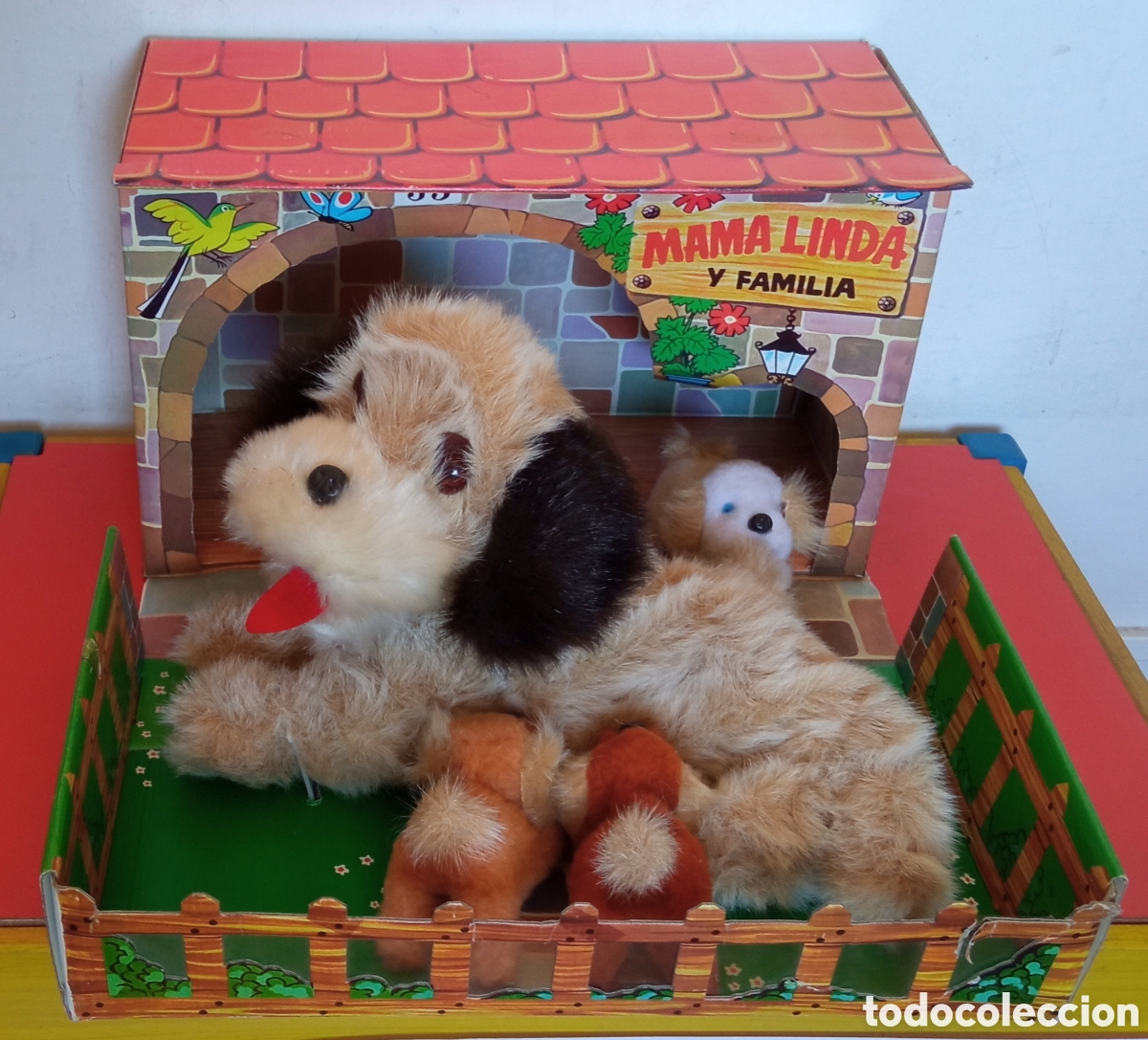 Juguetes Antiguos: PERRITA MAMA LINDA Y FAMILIA 3 CACHORROS A PILAS.FEBER 80'S.NUEVO EN CAJA/CASETA.